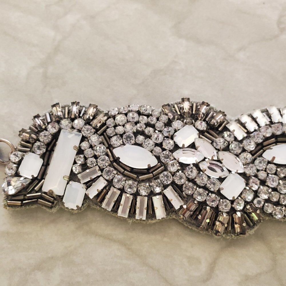 ✨ Stella and Dot Gala Gray Fabric Rhinestone Crystal Cluster Statement Bracelet - Picture 4 of 12